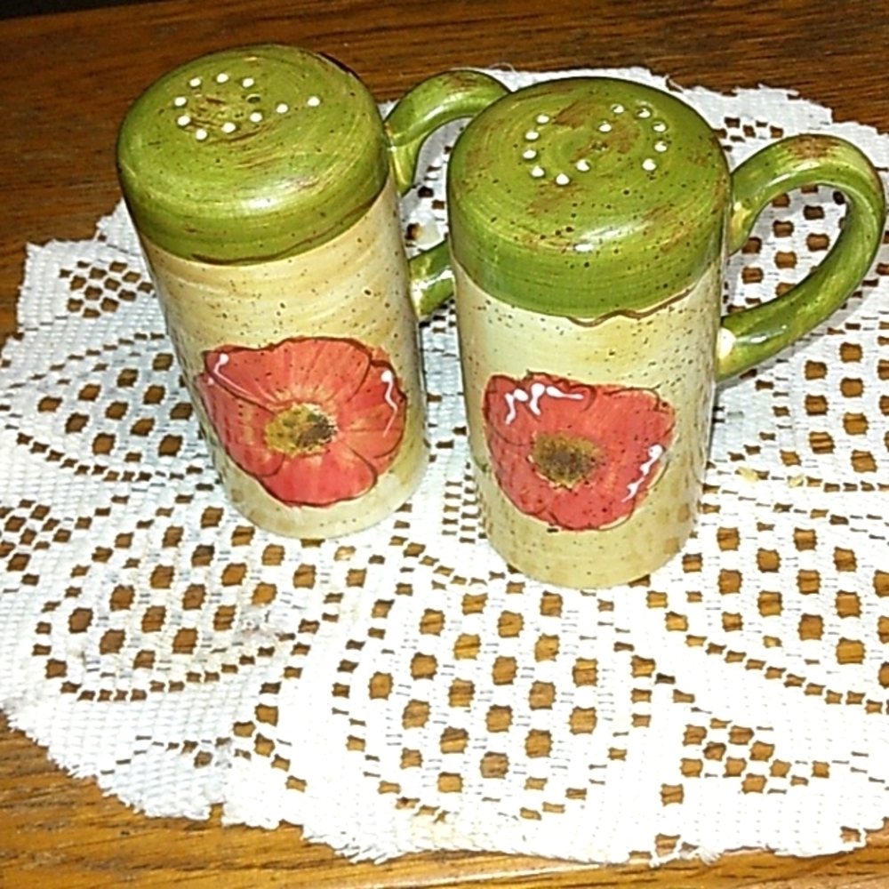 - Set of 2 VTG salt & pepper shakers